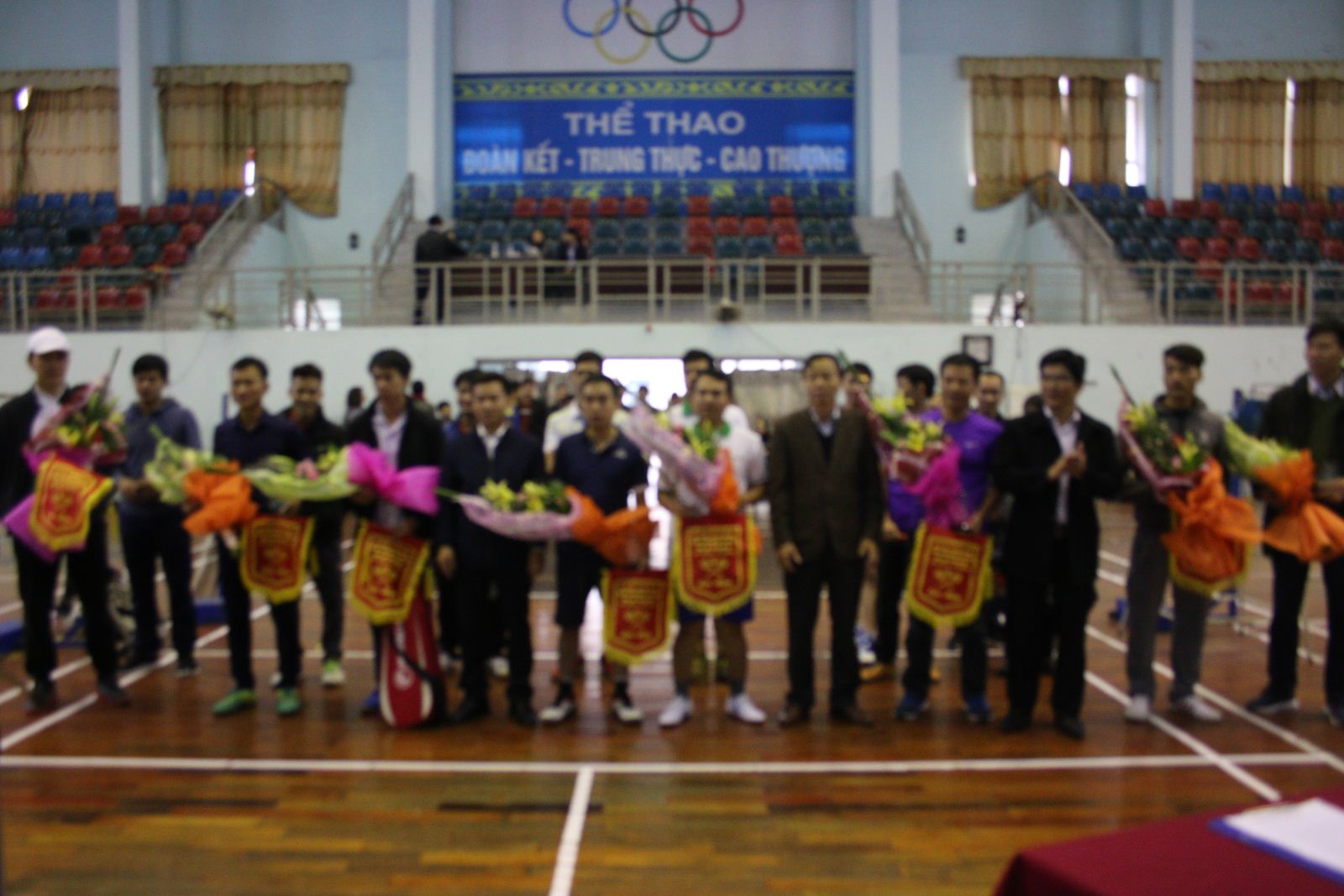 Đại diện Lãnh đạo Chi cục, Ban tổ chức giải tặng hoa, cờ lưu niệm cho các đội tham dự giải