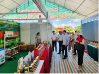 Đồng chí Hoàng Viết Chọn - Phó Giám đốc Sở Nông nghiệp và PTNT cùng lãnh đạo UBND huyện Thiệu Hoá kiểm tra tại Phiên chợ giới th