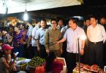 Thủ tướng Nguyễn Xuân Phúc thị sát ATTP tại chợ đầu mối Long Biên